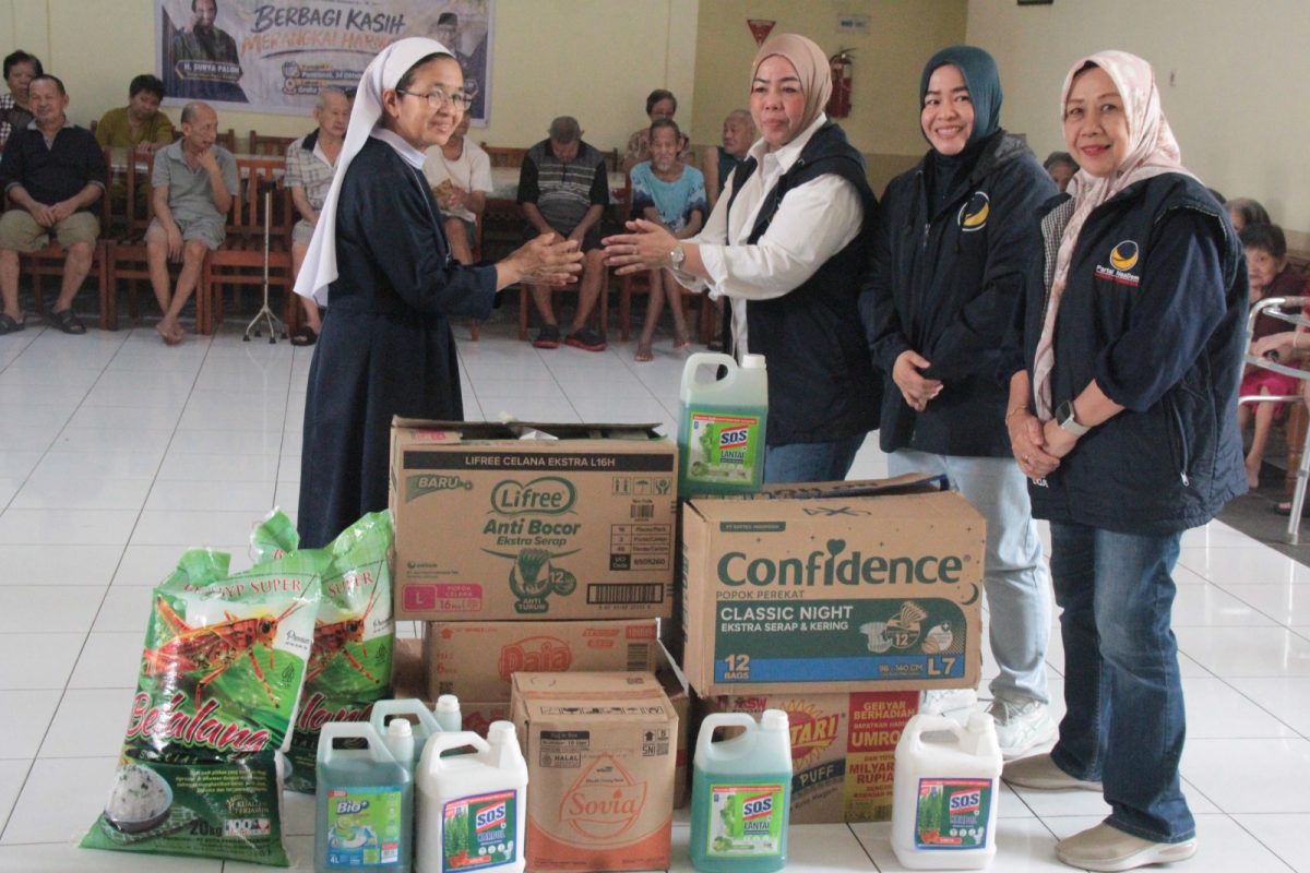 Penyerahan bantuan secara simbolis oleh Hj. Hadijah Fitriah bersama jajaran pengurus DPW NasDem Kalbar kepada pengurus panti sebagai tali kasih dan bentuk kepedulian nyata Partai NasDem di Kalimantan Barat.