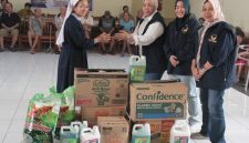 Penyerahan bantuan secara simbolis oleh Hj. Hadijah Fitriah bersama jajaran pengurus DPW NasDem Kalbar kepada pengurus panti sebagai tali kasih dan bentuk kepedulian nyata Partai NasDem di Kalimantan Barat.