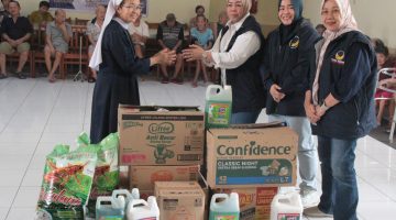 Penyerahan bantuan secara simbolis oleh Hj. Hadijah Fitriah bersama jajaran pengurus DPW NasDem Kalbar kepada pengurus panti sebagai tali kasih dan bentuk kepedulian nyata Partai NasDem di Kalimantan Barat.
